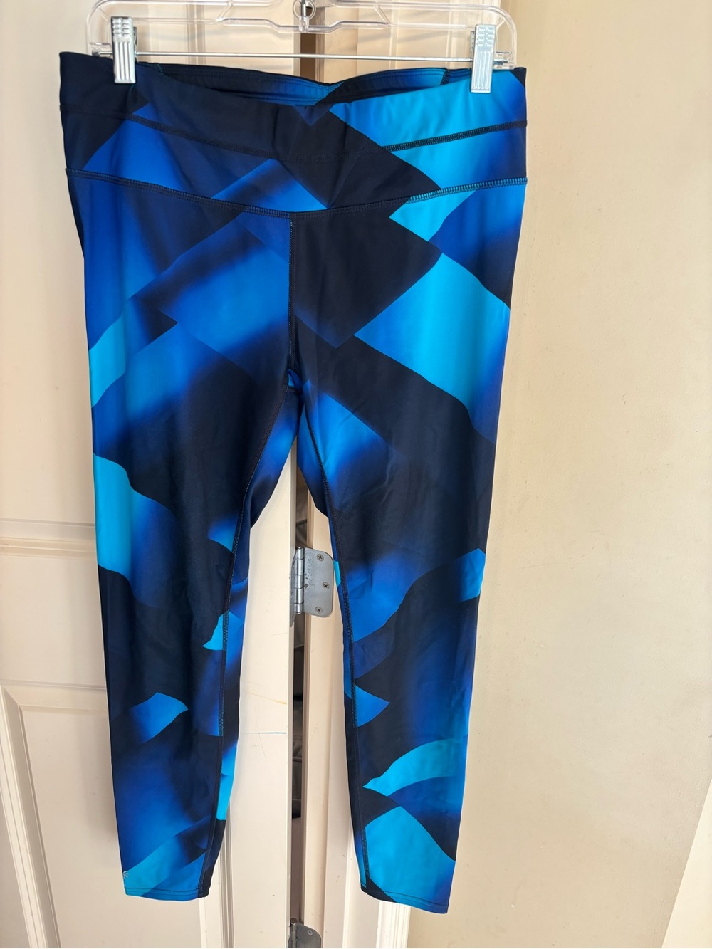 Athleta women’s Blue Geometric Performance Leggings